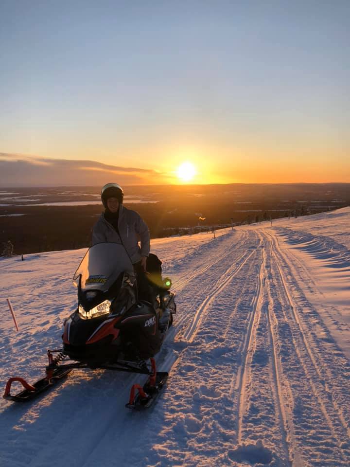 Sneeuwscooter heuvel Lapland
