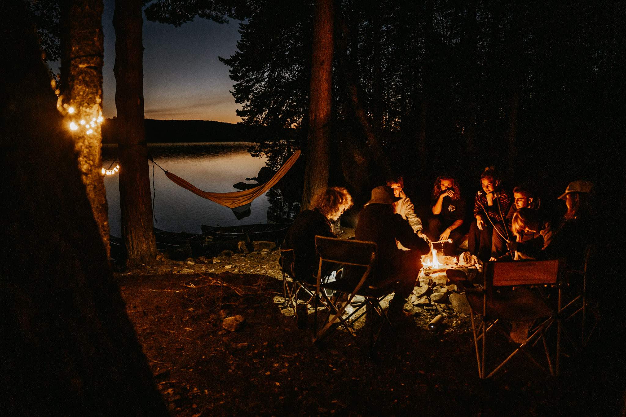 amis partageant des marshmallows autour d'un feu de camp
