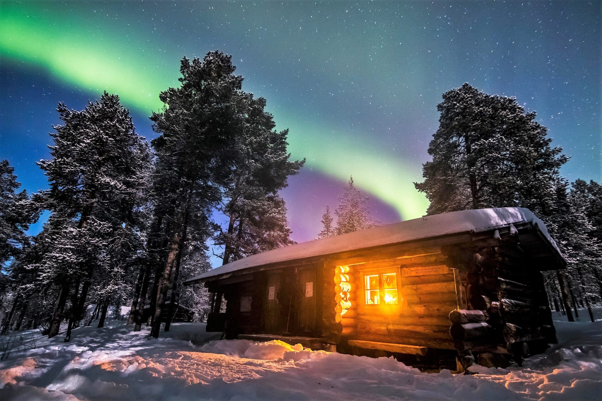 Muorravaarakka open wilderness hut and aurora in Urho Kekkonen national park